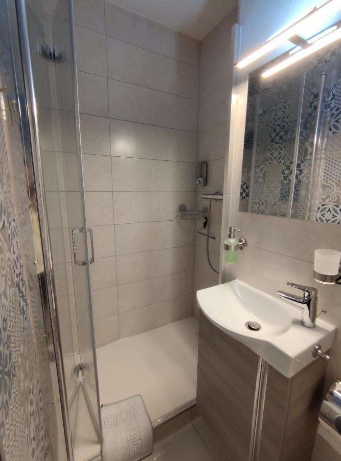 20qm Mit Balkon Und Innenpool - 22010 Apartment *